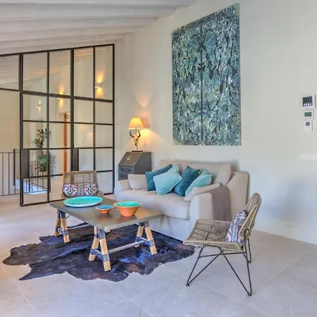 Residencia 24 - By Emerald Pollenca